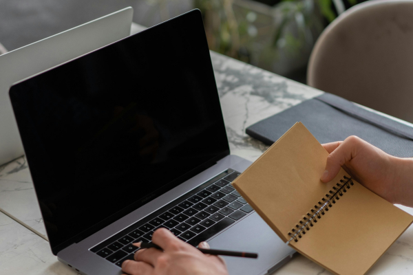 Notebook com teclado confortável: por que isso importa tanto. Ao escolher um novo notebook, muitas pessoas focam apenas em desempenho e esquecem um detalhe essencial