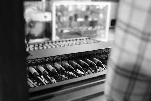 Quais portas e conexões são indispensáveis para quem trabalha com áudio