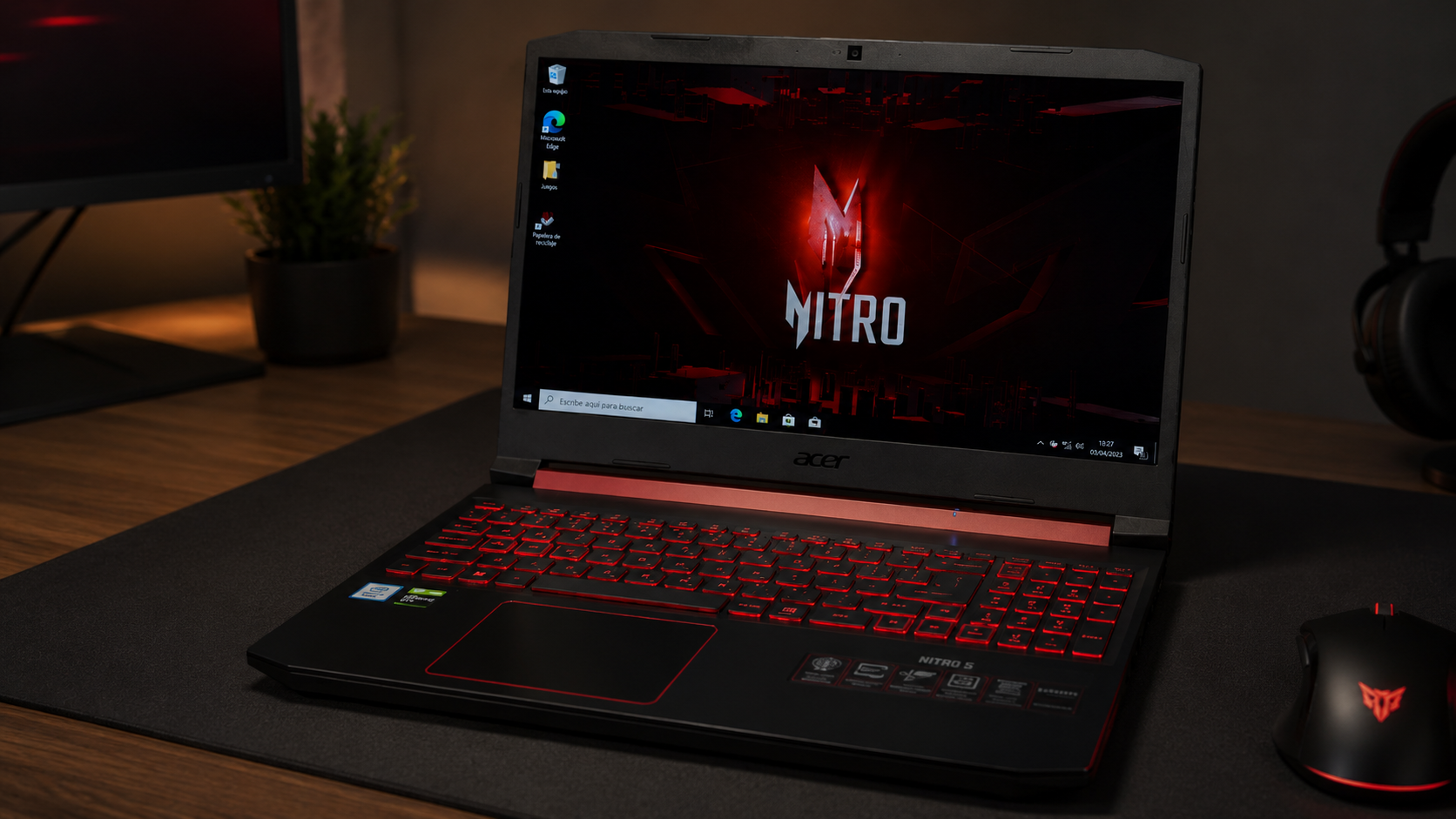 Notebook Acer é bom: Acer Nitro 5 AN515-55-79X0 aberto em mesa gamer realista com teclado retroiluminado vermelho, tela Full HD de 15,6 polegadas