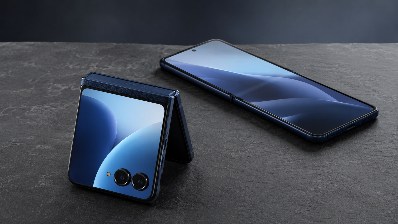 Motorola Razr 60 é bom? Dois celulares azul-marinho, um aberto e outro parcialmente dobrado, sobre uma superfície escura
