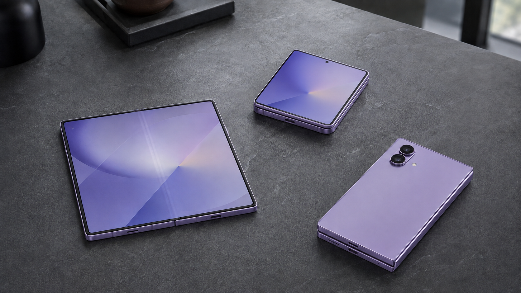 Samsung Galaxy Z Fold8 é bom? Celular dobrável lavanda aberto e fechado sobre uma mesa escura.